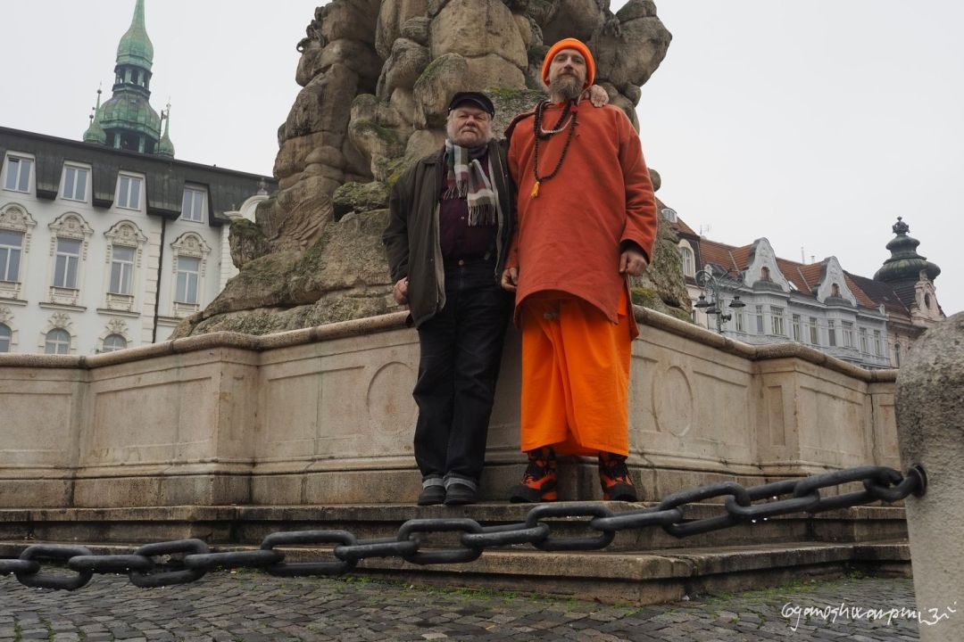Doc. Martin Oliva a Svámí Gyaneshwarpuri u kašny Párnas na Zelném rynku v Brně. Foto: Svámí Gyaneshwarpuri 2024.