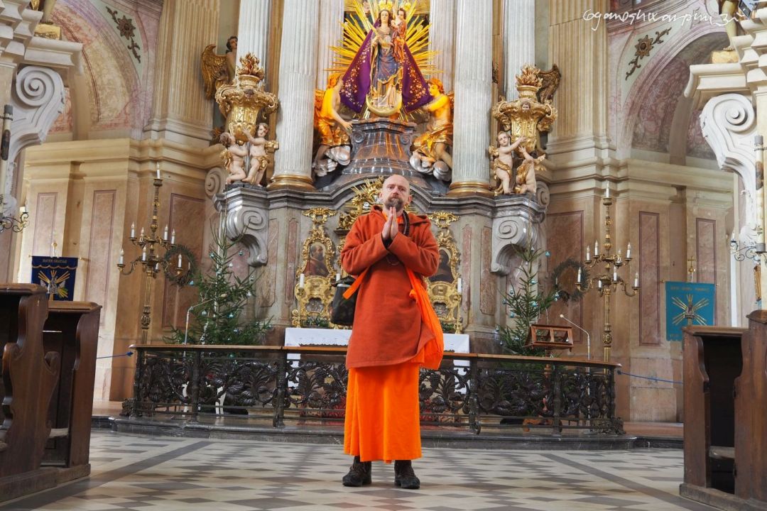Svámí Gyaneshwarpuri se za své úctívání gotické sochy Panny Marie Křtinské jako hinduista a jogín nestydí (2021).