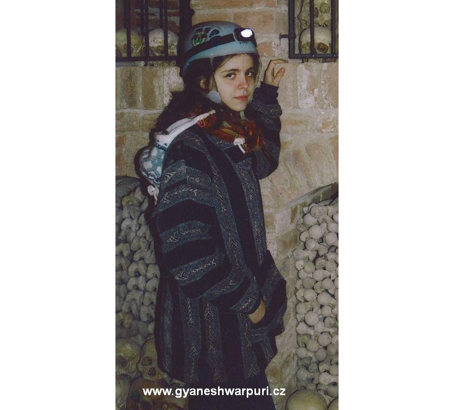 Poustevnice Barunka s níž jsem se setkal u ohýnku na Pekárně a podle níž byly pojmenována tato krasová lokalita (2005).