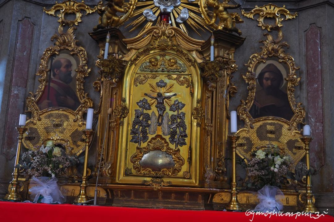 Obrázky sv. Cyrila a Metoděje na hlavním oltáři chrámu Panny Marie ve Křtinách. Jsou tedy Křtiny založeny na cyrilometodějském základě?  Nebo je to barokní romantická legenda? Foto: Marek Gyaneshwarpuri, 2.9.2022.