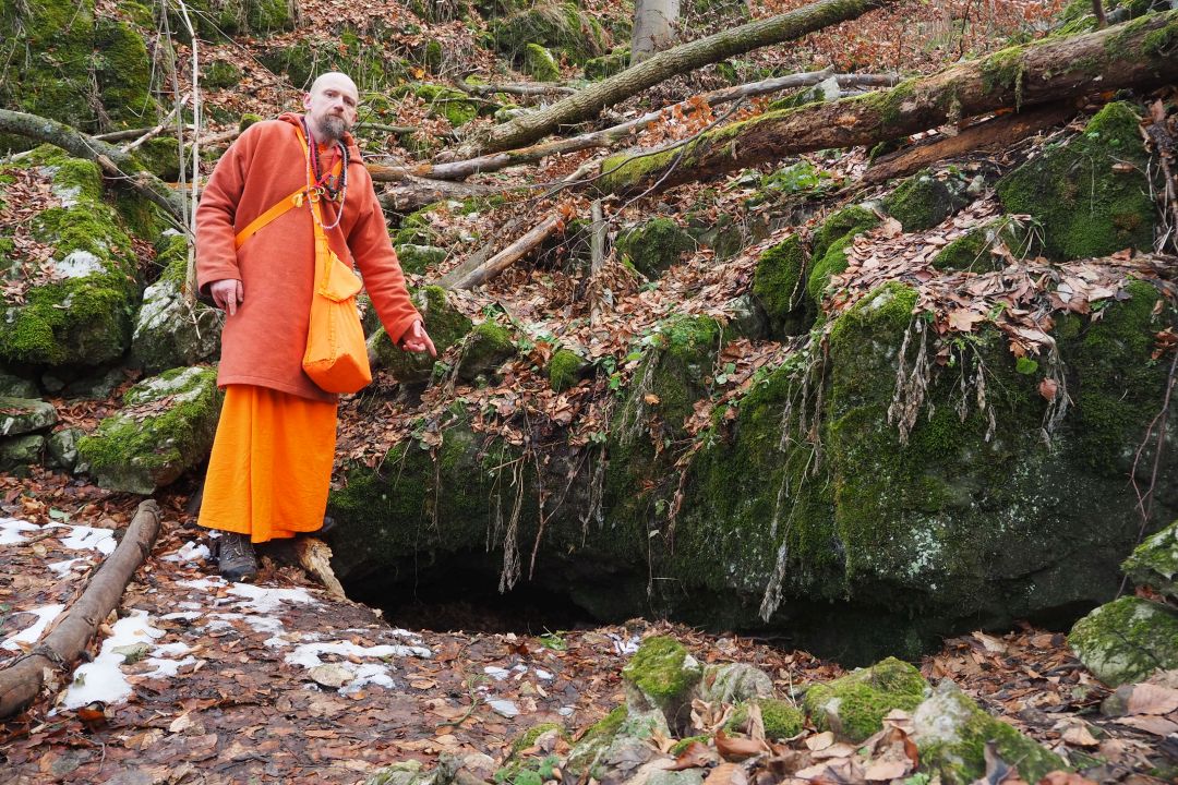 Autor tohoto článku třicet  let po Sametové revoluci, do níž se velmi aktivně v Moravském krasu zapojil na straně studentů, dnes již jako jógový hinduistický mnich – a krasový poustevník.  Jeskyně Listopadová, z níž jsme za revoluce monitorovali dění ve vojenském útvaru Výpustek. Foto: Marek Gyaneshwarpuri, samospoušť 18.12.2021.