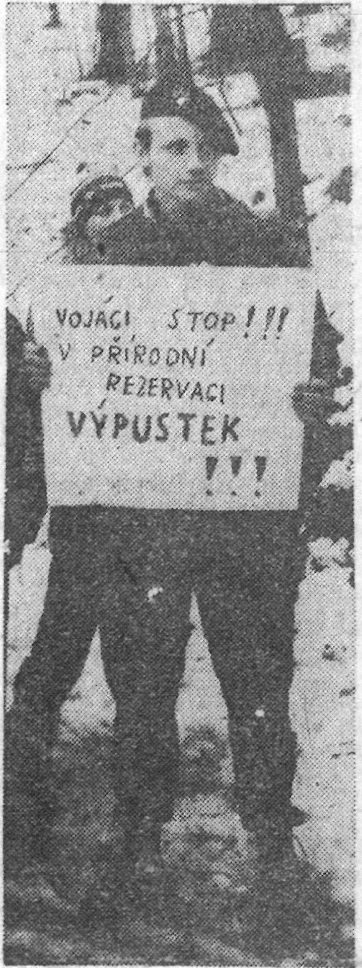 Autor tohoto článku jako jeden z aktivních demonstrantů u jeskyně Výpustek s transparentem s nápisem: "Vojáci stop v přírodní rezervaci Výpustek!!!" Brněnský Večerník 19.2.1990. Foto: Josef Noák.