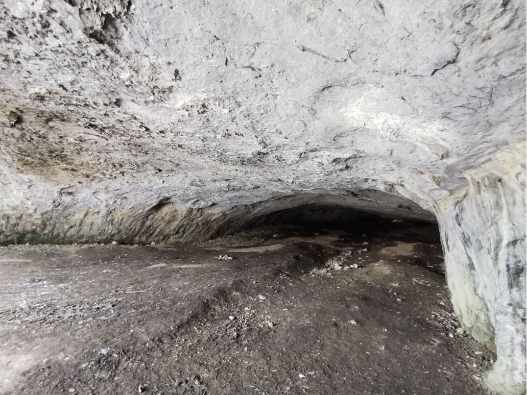 Zářez Šenkyříkovy sondy Speleohistorického klubu Brno je dosud zřetelný v sedimentech dna jeskyně Pekárna. Foto: Kamil Pokorný, 2019. 