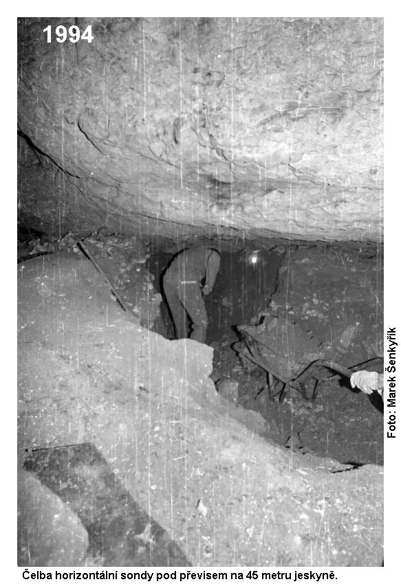 Historická fotografie čelby Šenkyříkovy sondy během výzkumu Speleohistorického klubu Brno v roce 1994. Foto: Marek Šenkyřík.