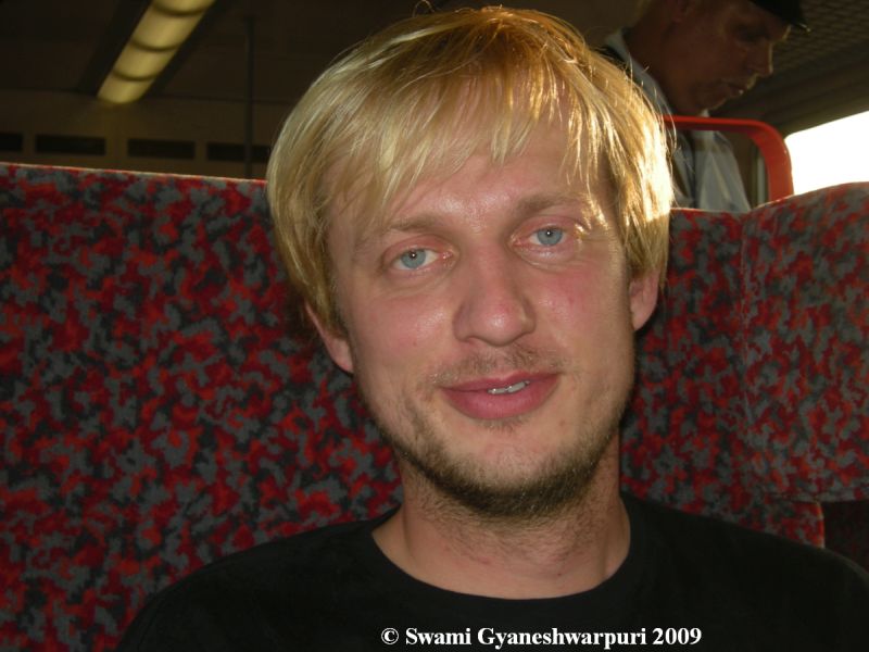 Doc. Martin Golec, zde na fotografii z vlaku do Adamova v roce 2009 byl teprve Mgr. Foto: Gyaneshwarpuri.