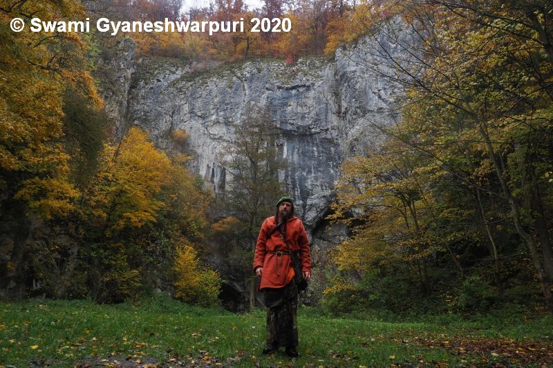 Poustevník Gyaneshwarpuri před Býčí skálou (2020).
