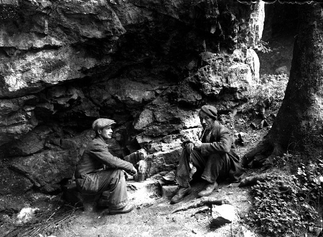 Na této fotografii vpravo Golec interpretoval postavu poustevníka Vincka na Kostelíku. Já však s jistotou vím dle sdělení Doc. Olivy z Anthroposu, že to Vincenc Doležal s jistotou bohužel není.