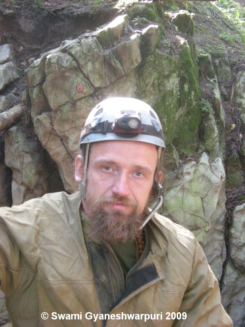 Autor tohoto příspěvku jako úspěšný speleolog v Moravském krasu. Děravka 2009.