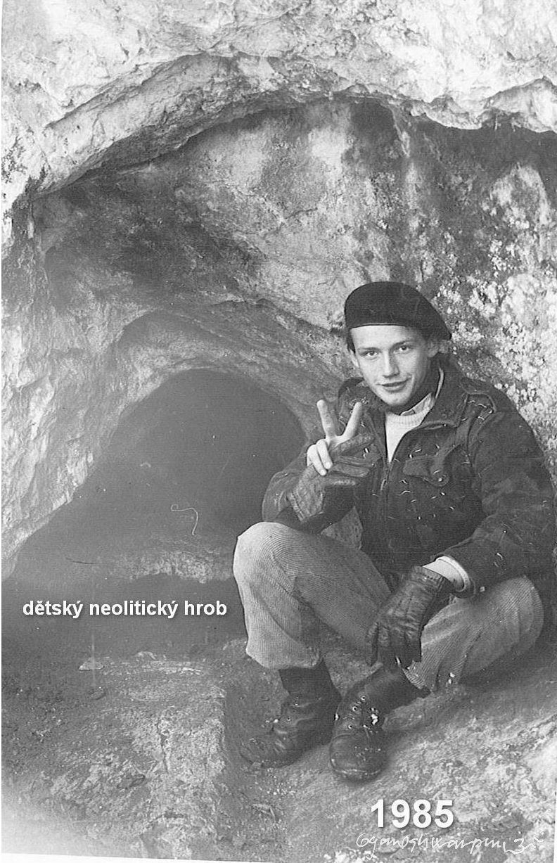 Má nejstarší speleologická fotografie z roku 1985 u jeskyně Ř-24 Slezákova díra v Hádeckém údolí.