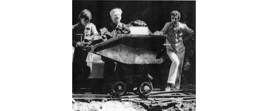 Karel Plíva (vpravo) v roce 1981 před jeskyní Malý lesík. Převzato z Acta Speleohistorica 4/2005.
