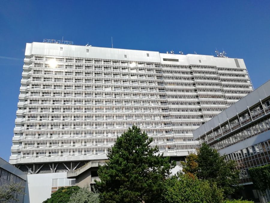 V tomto monstru leží má maminka ve dvanáctém patře.